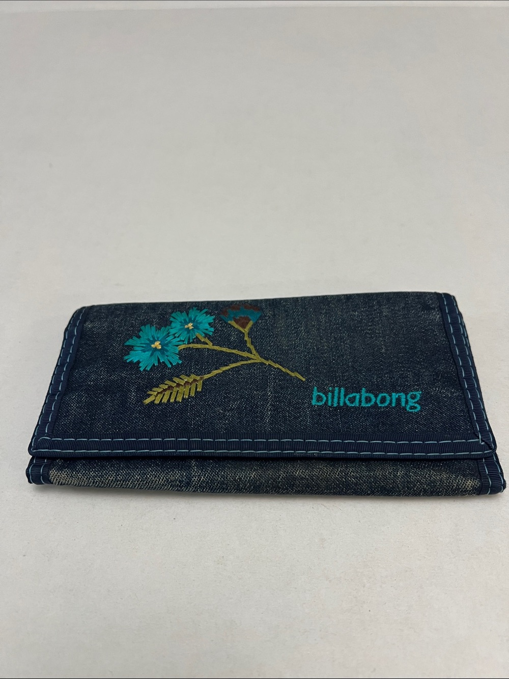 BILLABONG 90โs JEAN TRI-FOLD BOHO FLORAL EMBROIDERED BLUE WALLET VINTAGE